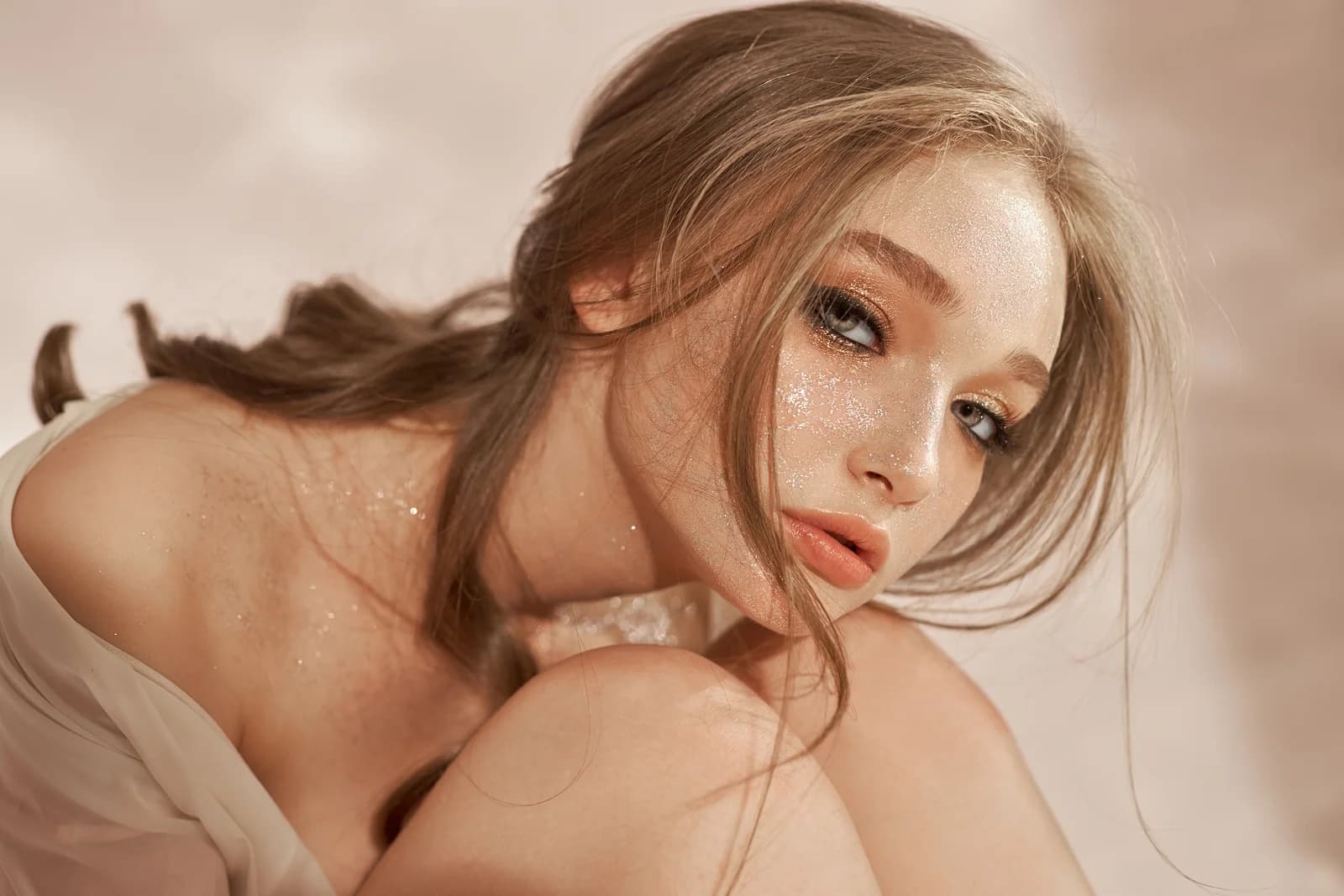 Sexy, glowing Highlighter Makeup is trending right now
