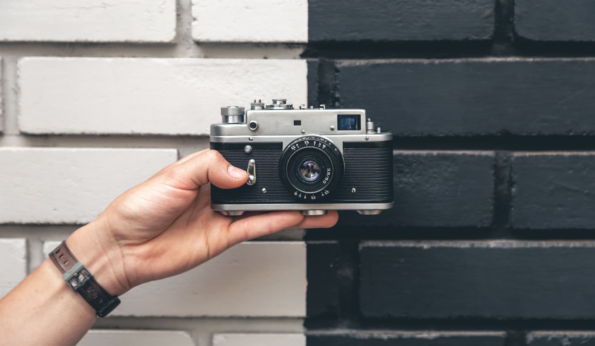 The Impact of Black and White vs Color Photography in Fashion